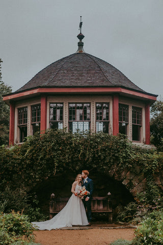 Imae of happy couple at the elegant gardens at the Estate at Moraine Farms.