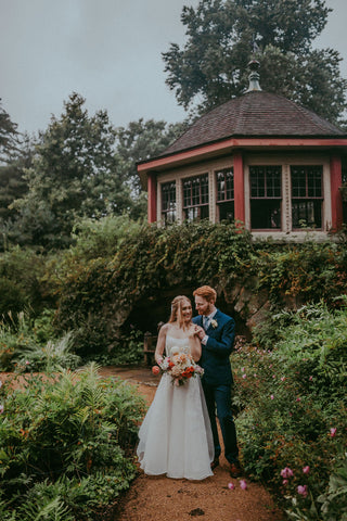 Image of couple in elegant gardens at the Estate at Moraine Farms.