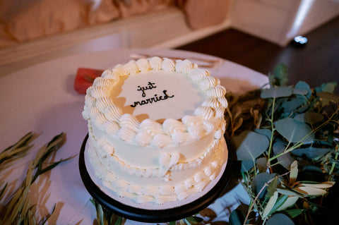 Image of wedding cake with "Just Married" written on top.