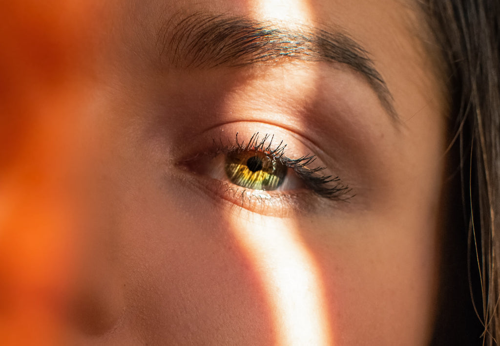 Soin de la peau et caféine : un actif drainant et stimulant pour le contour des yeux-1