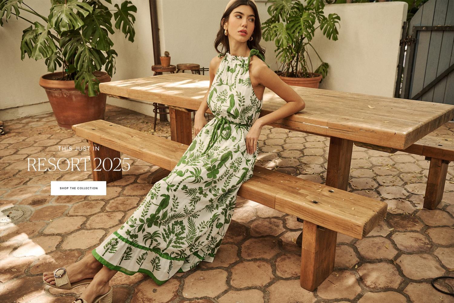 Žena v zelených a bílých šatech vedle textu resort collection 2025.