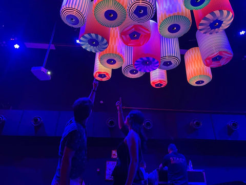 Instalación artística de globos inchables Monica Ricick en Sala Apolo