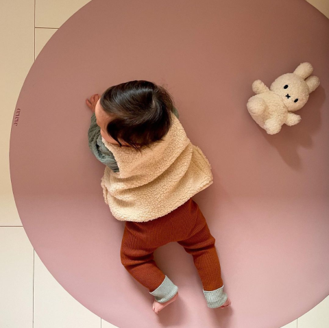 赤ちゃんが過ごすスペースにフロアマットを敷くメリットの説明をしている