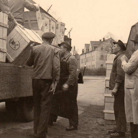 MÜHLE products leave Stützengrün in horse-drawn cart in the 1940s