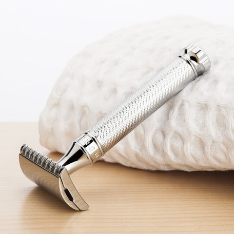 MÜHLE TRADITIONAL 'Twist' Chrome R41 Safety Razor and shaving towels.