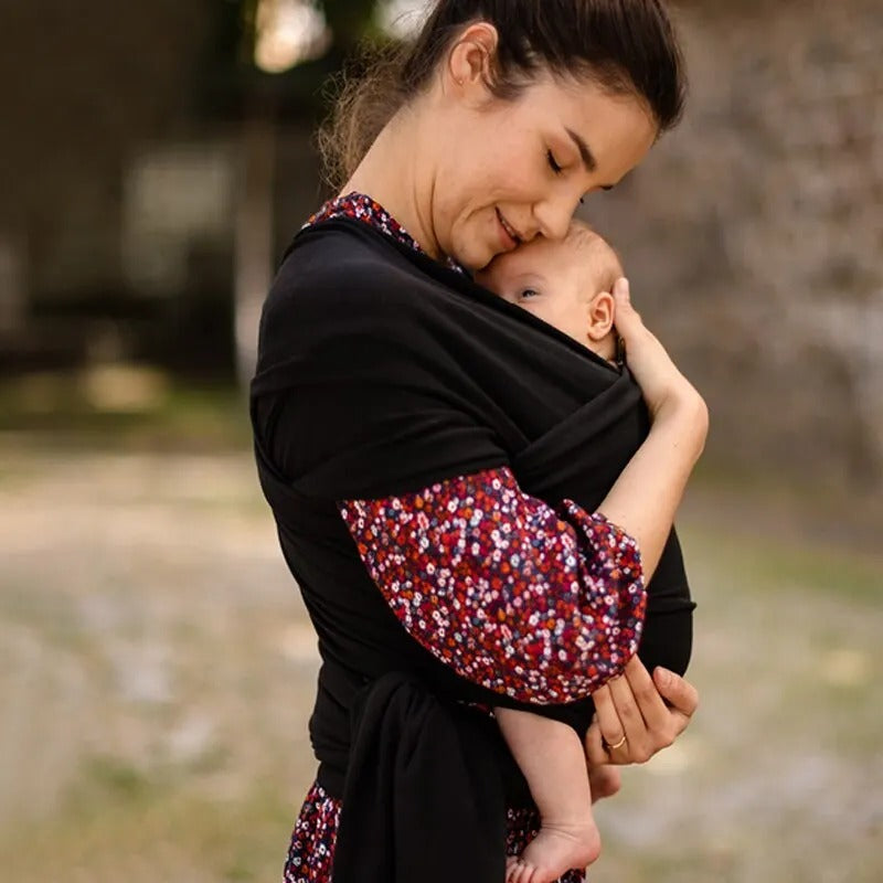 Echarpe-de-portage-wrap-noir-bebe-calin-exterieur-maman