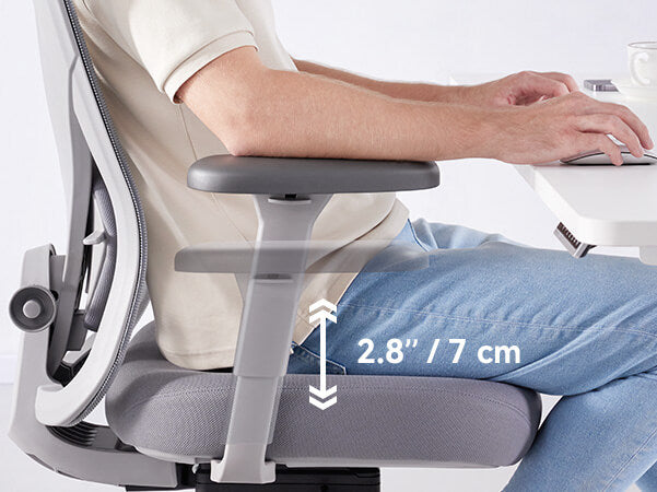 Hinomi Q1 chair armrest with 7 cm height adjustability for ergonomic comfort.