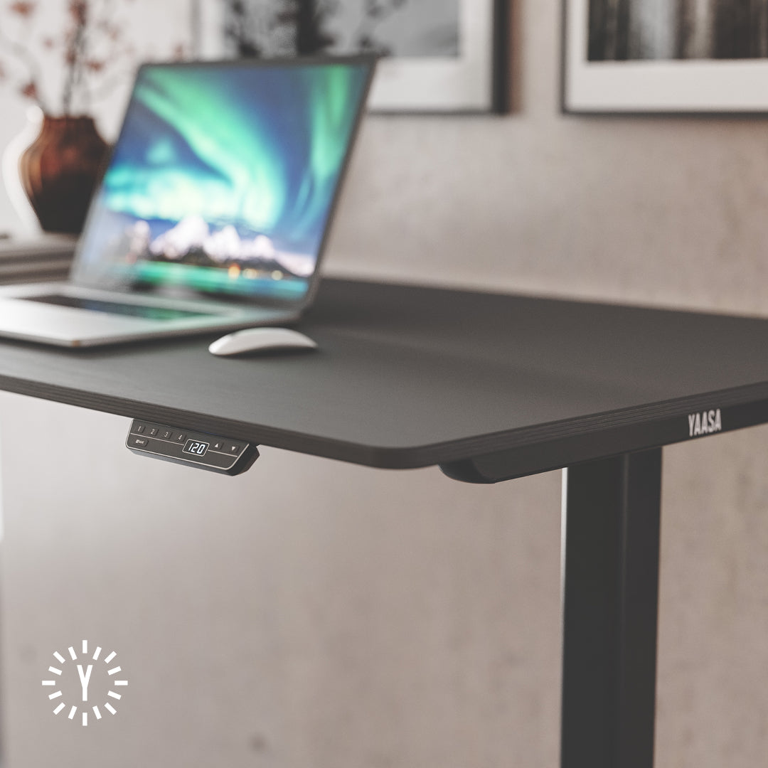 Mit einem elektrischen Tischgestell lässt sich dein DIY Stehschreibtisch schnell und einfach in der Höhe verstellen.