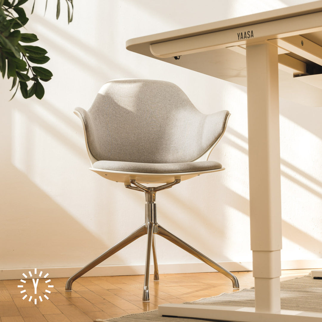 Finde einen Stuhl, der zu deinem Stil und deinem neuen DIY-Stehschreibtisch passt.