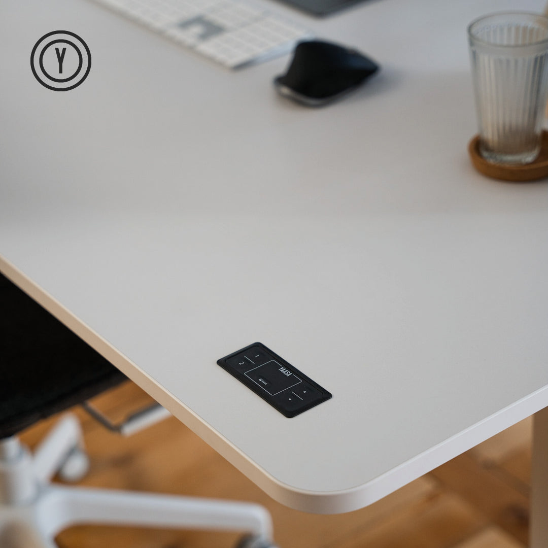 Der elektrisch höhenverstellbare Tisch Desk Pro 2 von Yaasa hat ein integriertes Bedienelement zur Höhenverstellung.