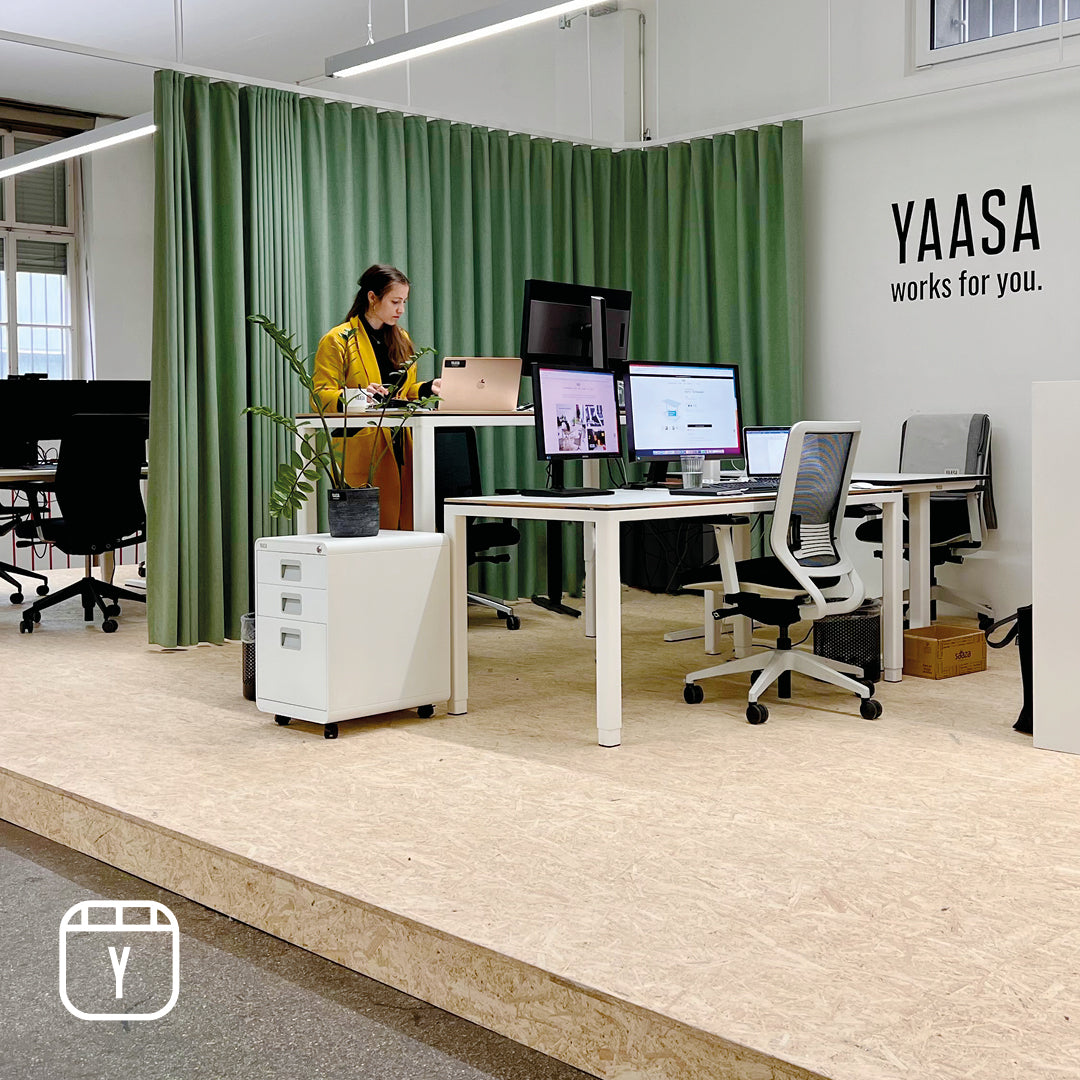 Yaasa-Mitarbeiterin arbeitet im Yaasa-Büro in St. Gallen, Schweiz.