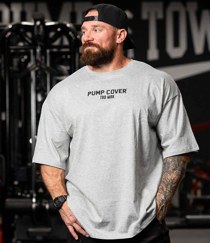 guy wearing a pump cover at the gym