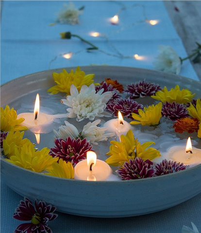 vela flotante en un recipiente