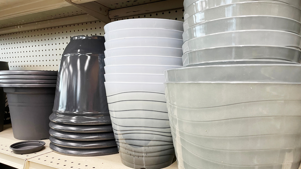 Wallaces Garden Center-Bettendorf-Iowa-Houseplant Pots 101-plastic pots