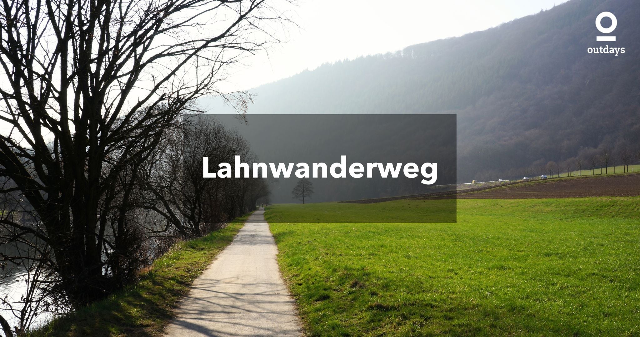 Weg entlang der Lahn, mit Blick auf eine Waldkulisse: Lahnwanderweg