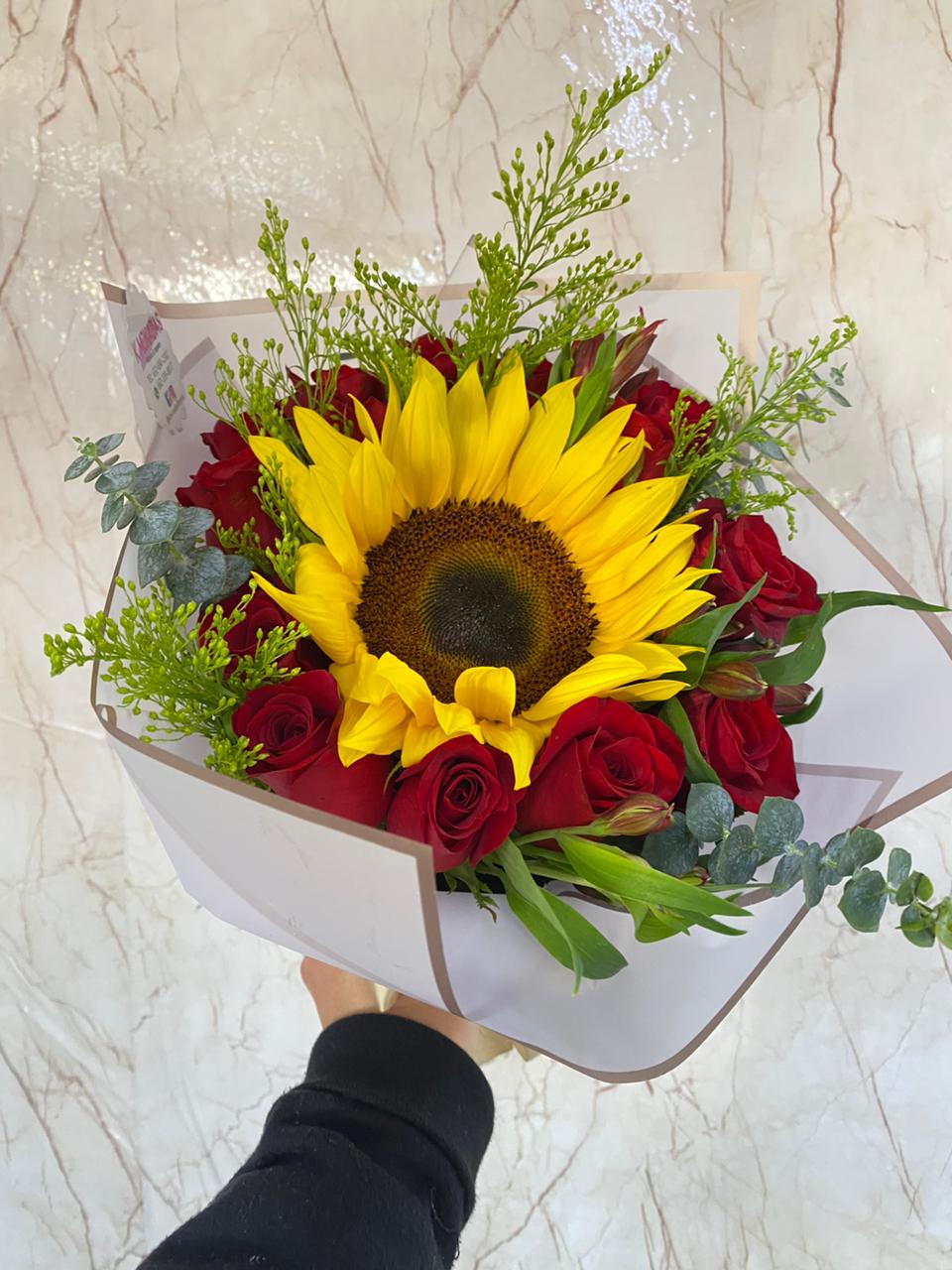 Ramo 12 rosas con girasol – Floreriakmonadas