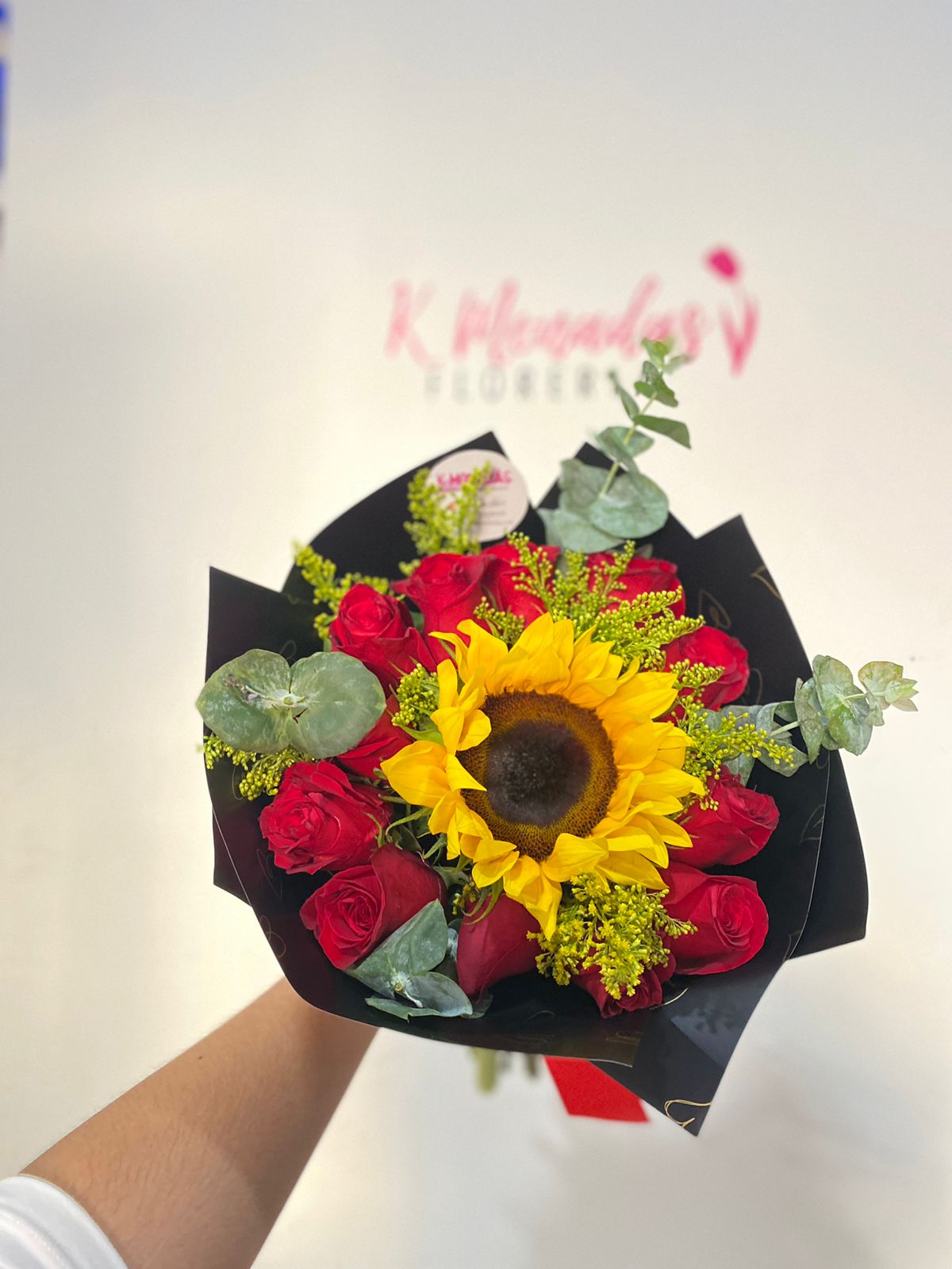 Ramo 12 rosas con girasol – Floreriakmonadas