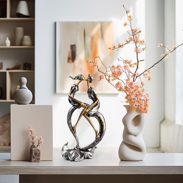 La escultura decorativa de besos decora la sala de estar | TrendHaus - Decoración del hogar