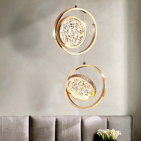 Luces colgantes con halo de cristal decoran la sala de estar | TrendHaus - Decoración del Hogar