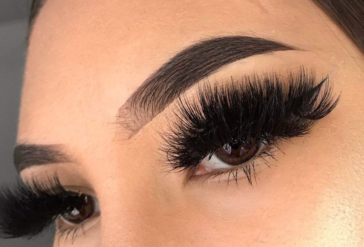 lash extensions with excessive weight, appearing overly thick and bold, emphasizing the need for proper lash aftercare to prevent strain on natural lashes and maintain a more balanced and comfortable lash appearance