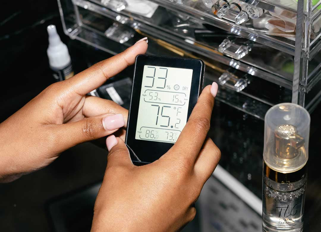 Image showing a hygrometer, an essential tool for lash salons and artists. It monitors humidity and temperature in the workspace, crucial for controlling glue drying times in lash applications