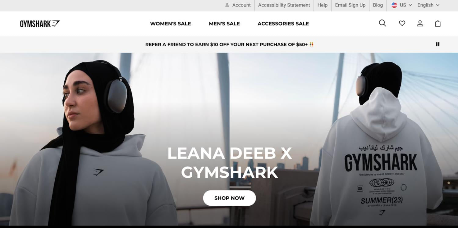 Leana Deeb, Brooklyn Köprüsü'nde bir hijab ve kapüşonlu sweatshirt ile Gymshark işbirliği ürünlerini sergiliyor.