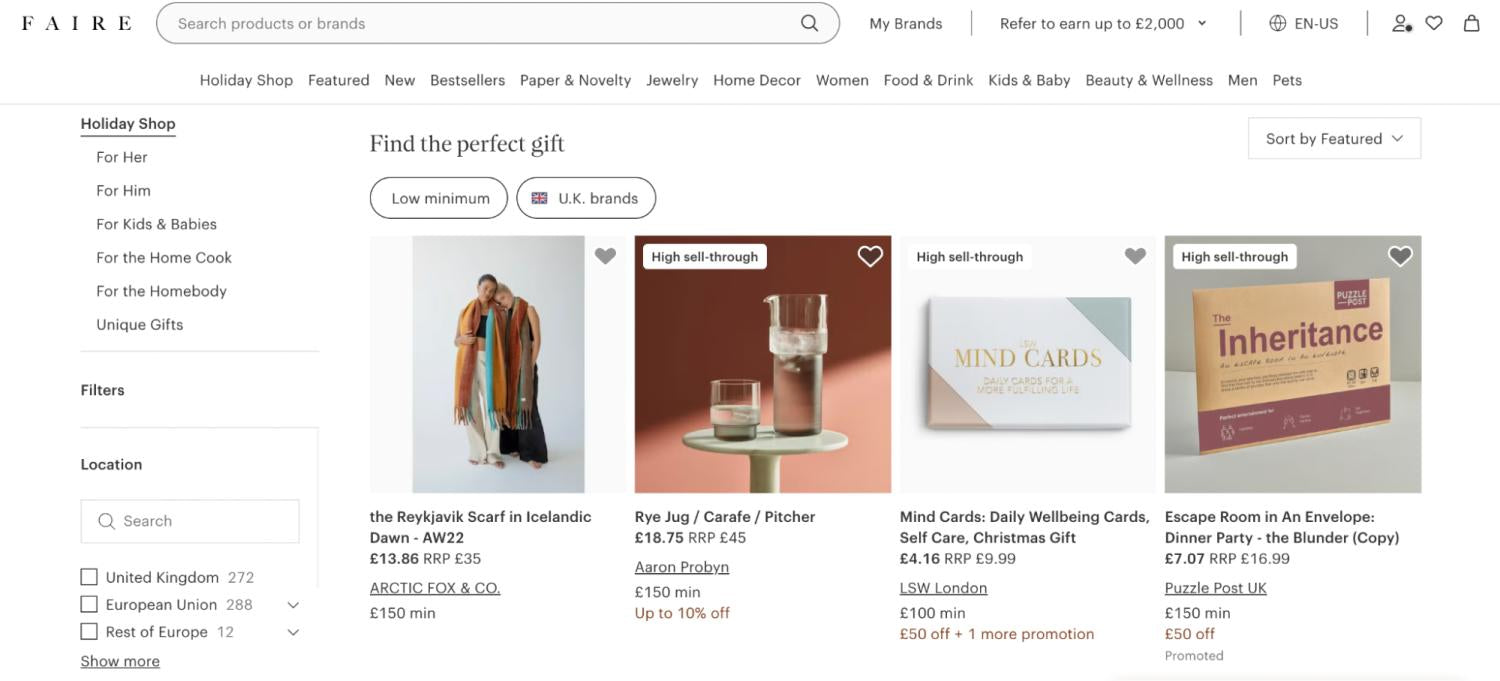 Bir atkı, sürahi, zihin kartları ve bir kaçış odası oyunu gösteren hediye seçenekleri.