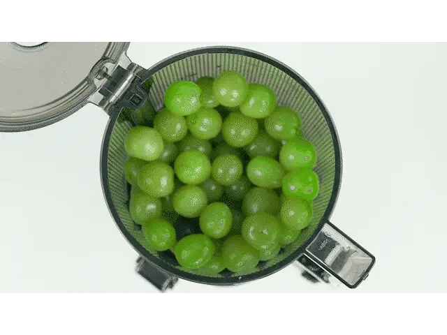 GIF zeigt die Simulation des Kuvings AUTO10 Entsafters, der gleichzeitig mit 5 Äpfeln beladen wird.