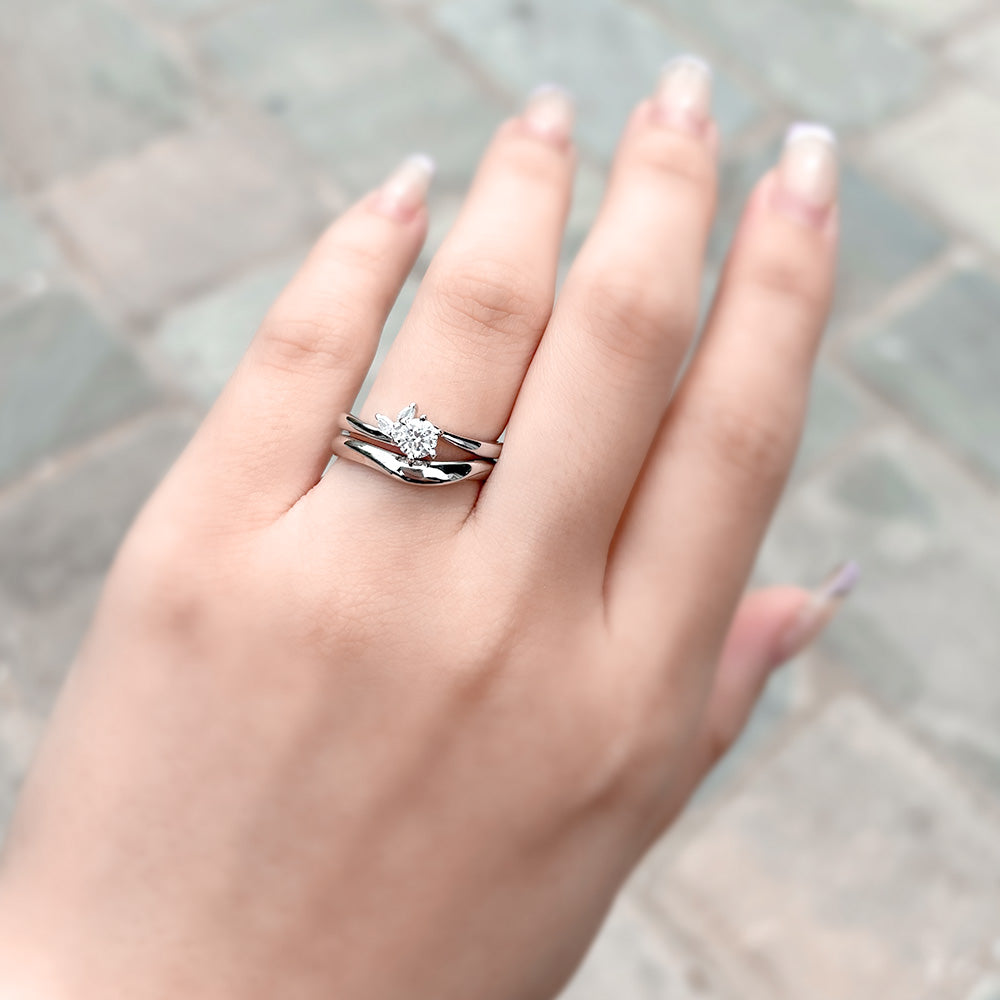 NIWAKA/俄 結婚指輪「月の雫」と婚約指輪「月彩」の着画
