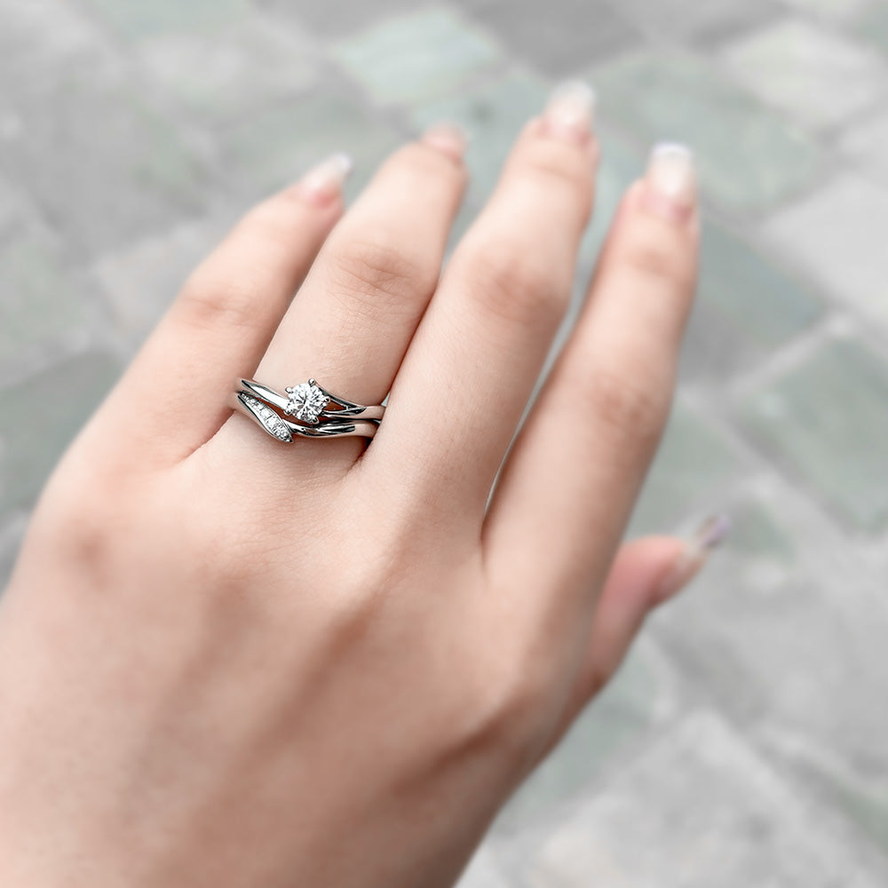 NIWAKA/俄 結婚指輪「初桜」と婚約指輪「初桜」の着画