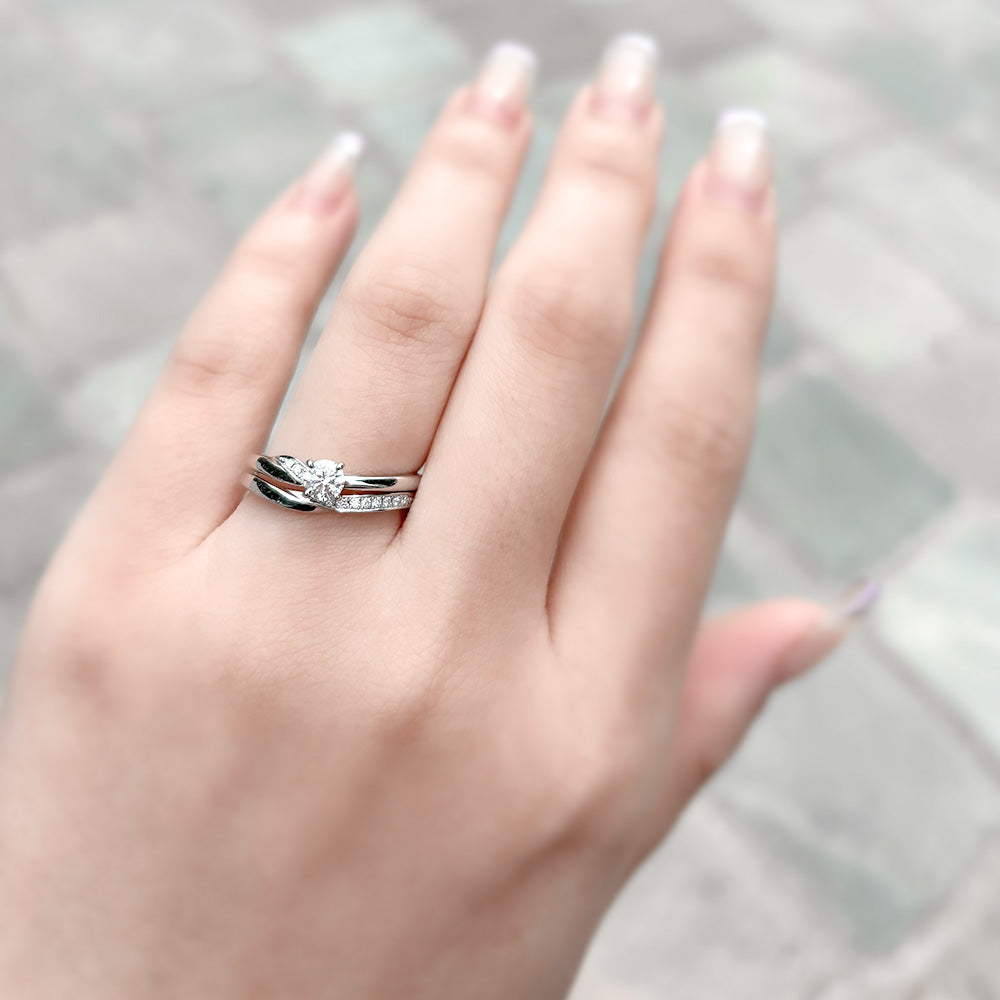 NIWAKA/俄 結婚指輪「せせらぎ」と婚約指輪「木洩日」の着画