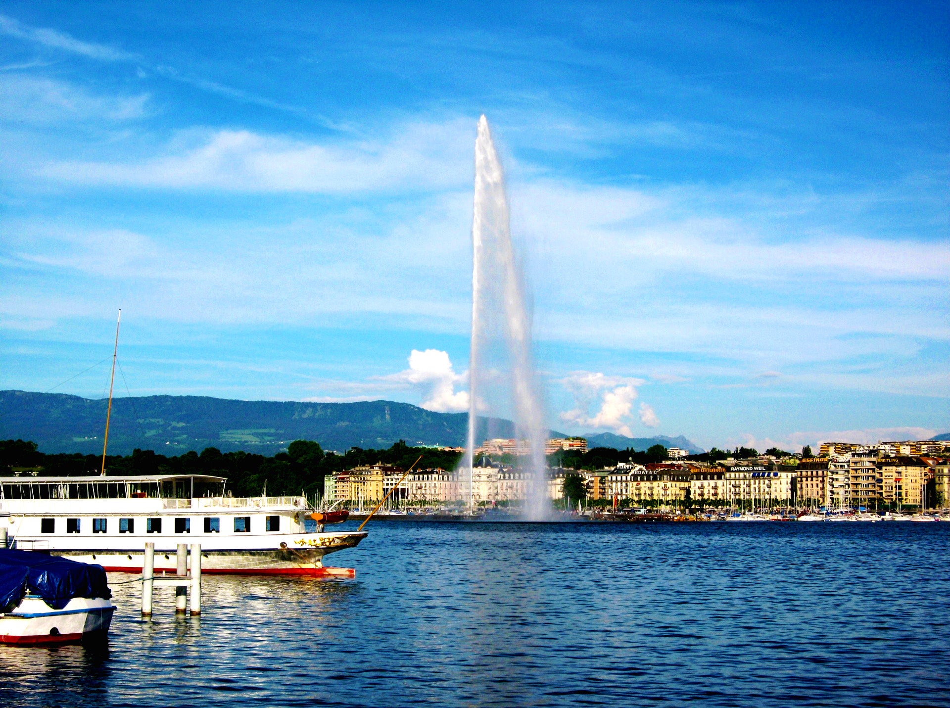 Large fountain on Lake Geneva
