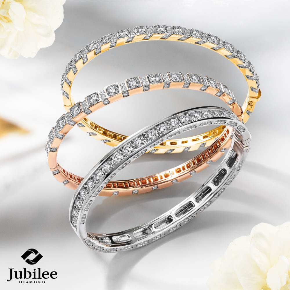 How to clean a diamond bracelet? You should use a special diamond cleaning solution.