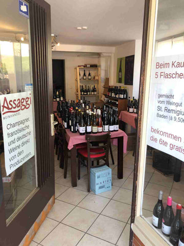 Eingang Assaggi-Weinhandel in der Kurpromenade in Bad Herrenalb