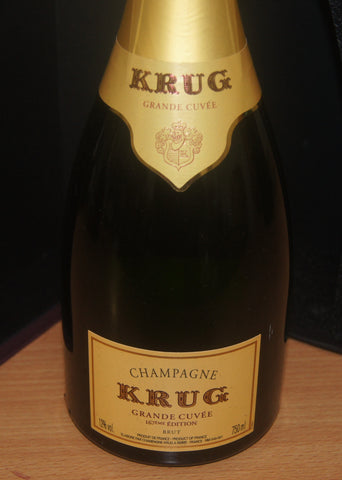 Tristan Hyest in seinem Weinberg, demonstriert die sorgfältige Auswahl der Trauben für seinen einzigartigen Champagner, inspiriert durch Krugs Methodik.