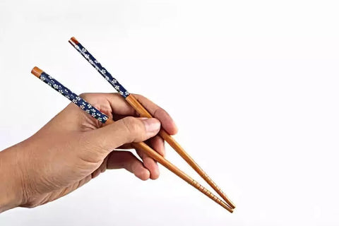 How to use chopsticks correctly image1