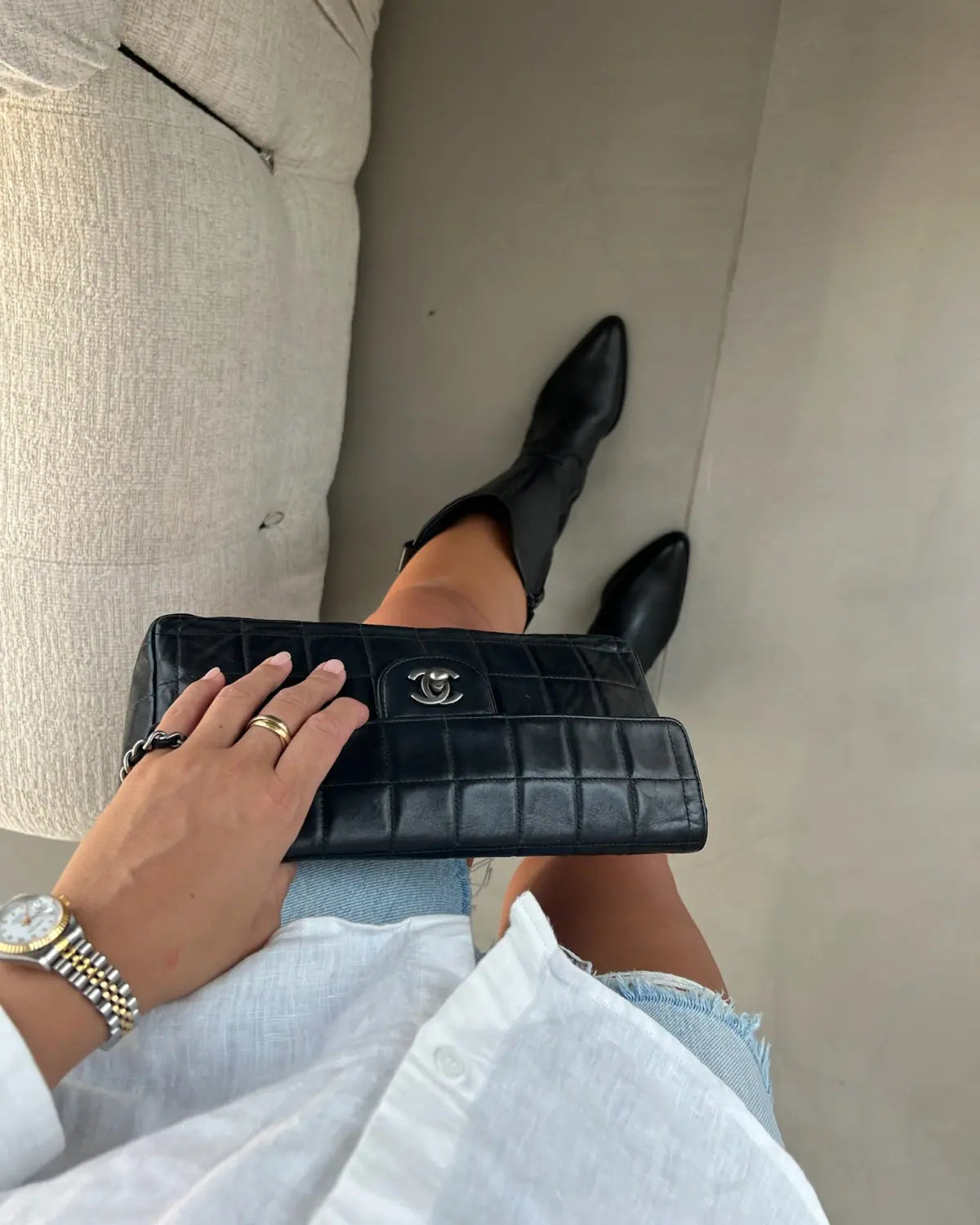 Pre-owned Louis Vuitton Keepall Reisetasche elegant inszeniert auf einem neutralen Bett – luxuriöser Vintage-Charme trifft auf modernes Interior.