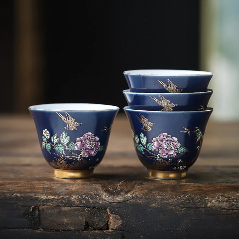 tasse à thé peinte main bleue