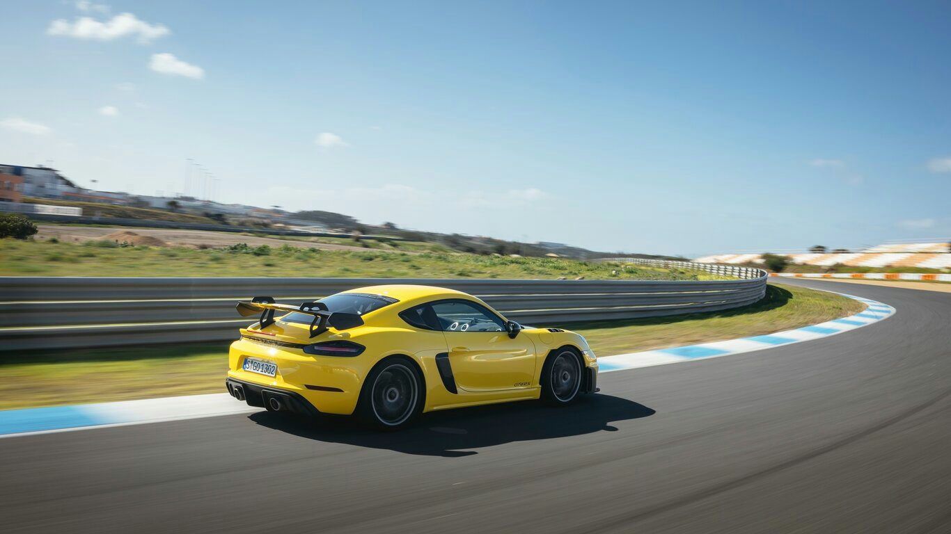 Race a Porsche 718 Cayman GT4 RS - Circuit Florida