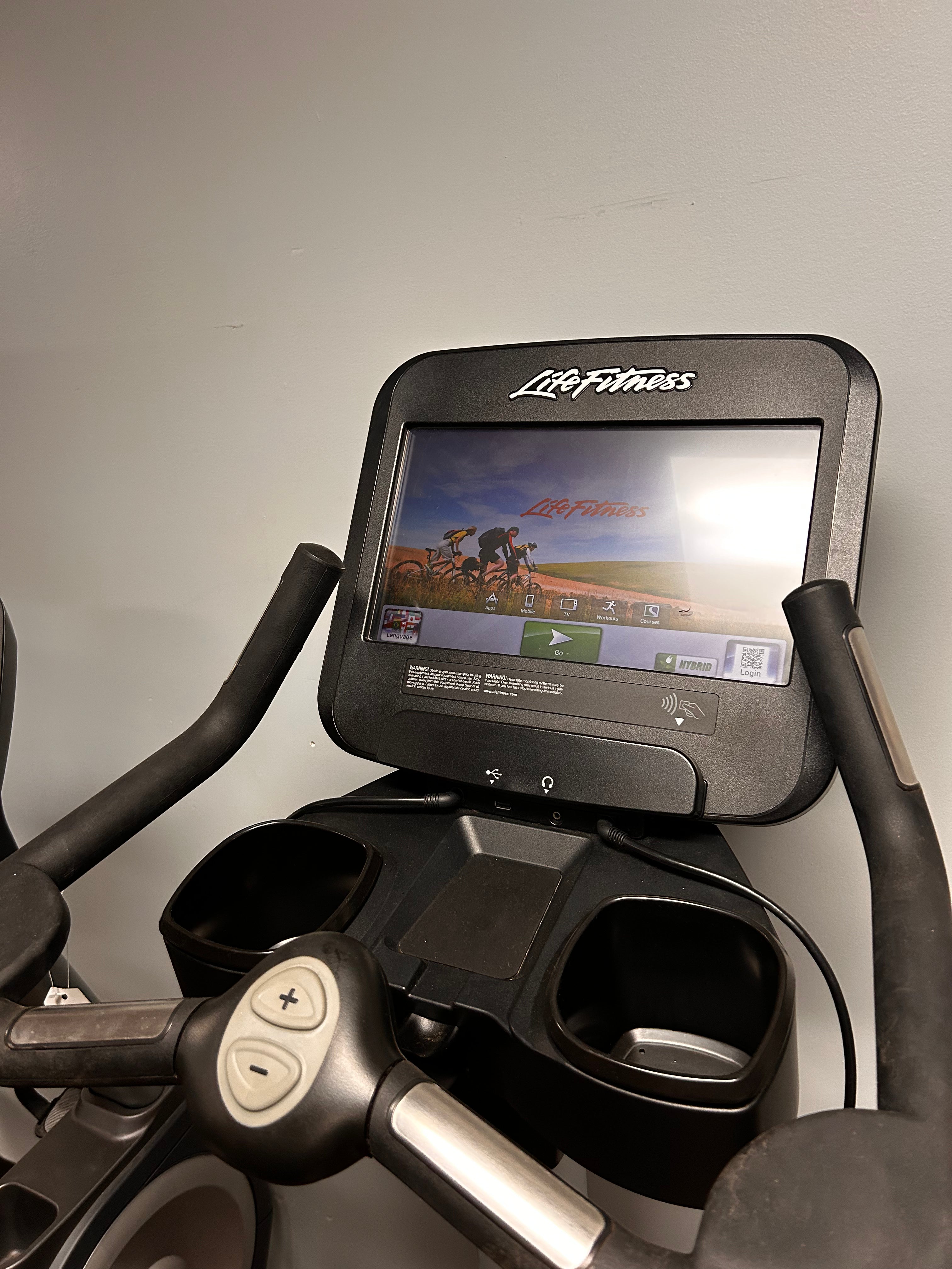 Pre-Owned Life Fitness Discover SE Upright Bike with 15" TouchScreen