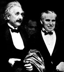 Albert Einstein et Charlie Chaplin portant un noeud papillon