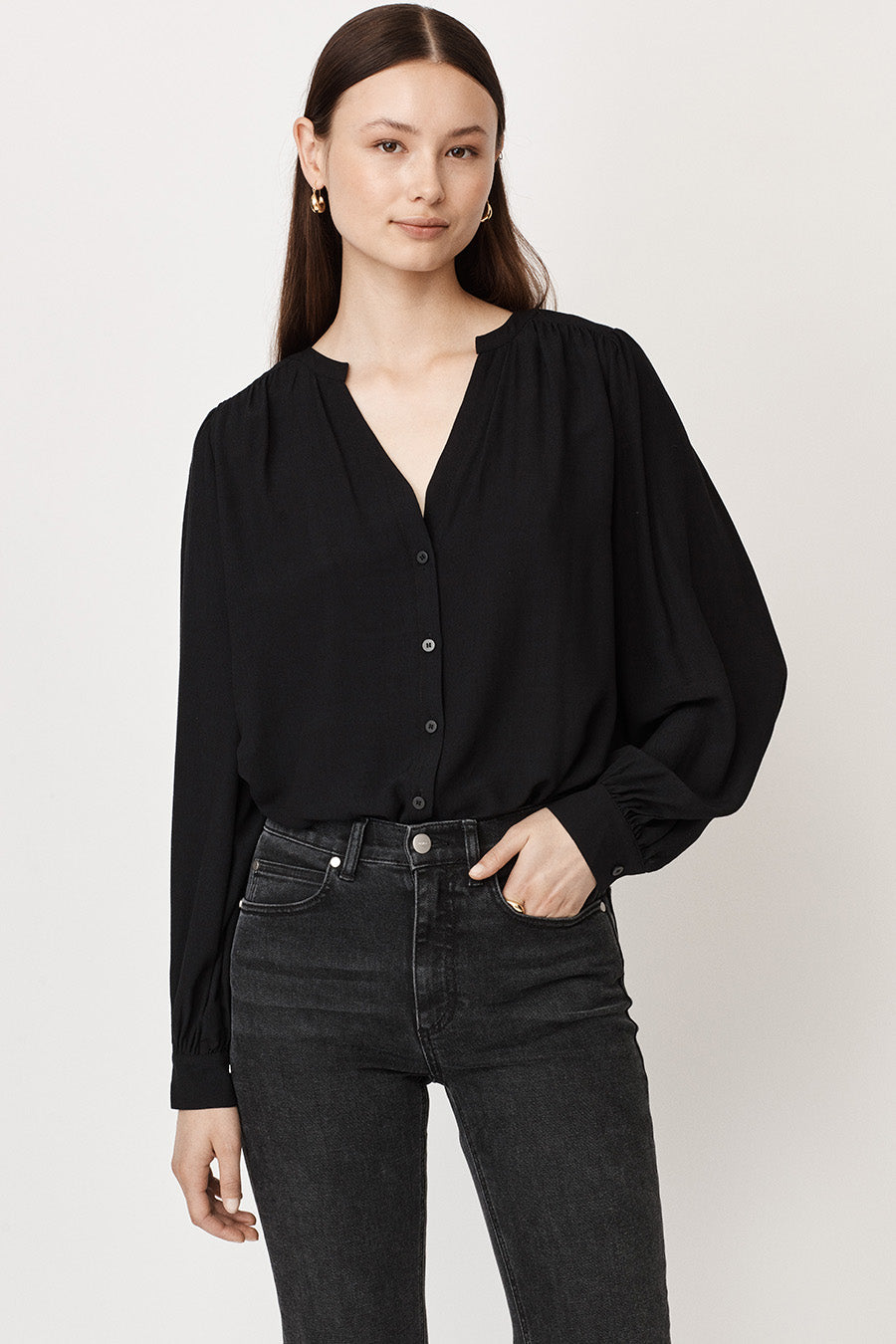 Lorraine - Black buttoned long sleeve blouse I Mayla Stockholm