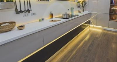 ruban LED intérieur au niveau des plinthes d'une cuisine
