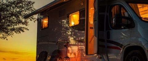 camping-car allumé par des rubans LED