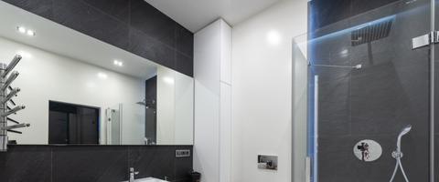 Comment installer un éclairage de salle de bain au plafond ?