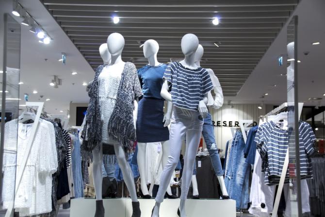 mannequin dans un magasin de vêtements