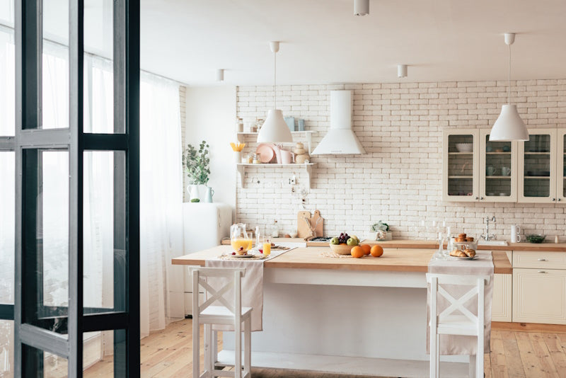 luminaires au-dessus d'un îlot de cuisine