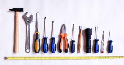 outils : mètre, marteau, tournevis, pinces, etc.