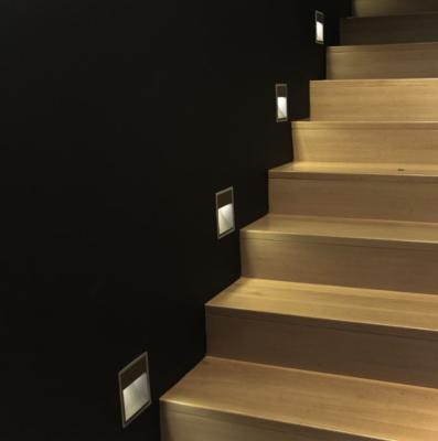 balises LED design au-dessus des marches d'un escalier intérieur
