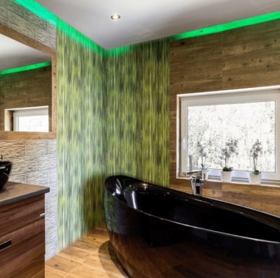 bande LED verte déco au plafond d'une salle de bain